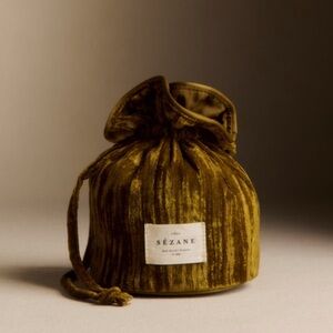 NWOT! Sézane Embossed velvet pouch - Olive -
Polyester - Drawstring Pouch